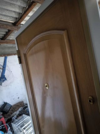 Se vende puerta brindada está completa con 3 llave