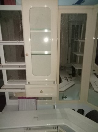 Mueble de baño modular beige y blanco