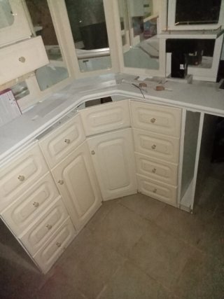 Mueble de baño modular beige y blanco