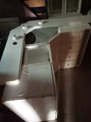 Mueble de baño modular beige y blanco