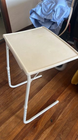 Mesa auxiliar regulable para cama