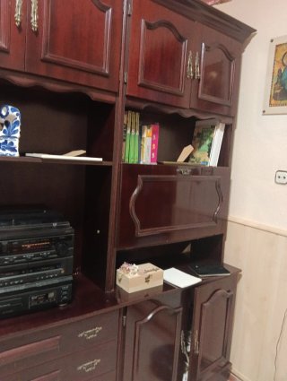 Mueble de madera oscuro con vitrinas