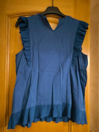 Camisa azul con volantes