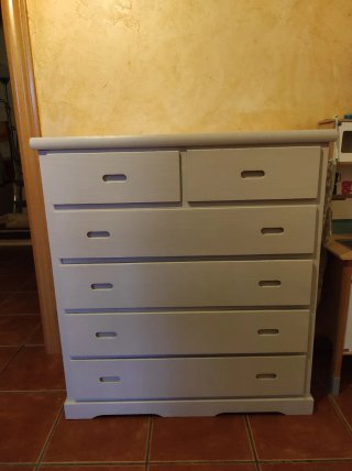 Cómoda blanca de madera