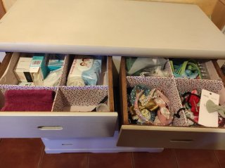 Cómoda blanca de madera