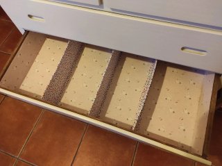 Cómoda blanca de madera