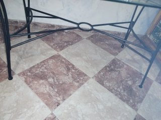 Mesa de cristal y forja negra