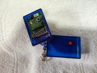 Mando de garaje azul con llavero