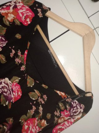 Vestido Encuentro floral negro talla M