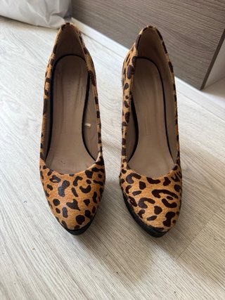 Zapatos de tacón con estampado de leopardo