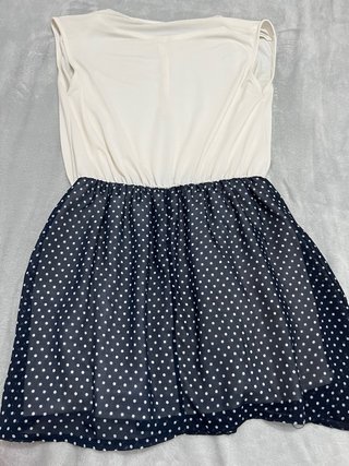Vestido blanco y negro lunares