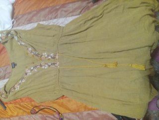 Vestido verde oliva con bordado y borlas Talla L