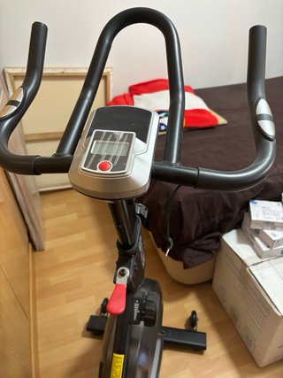 Bicicleta Estática Gris y Roja