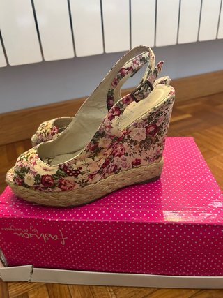 Sandalias cuña florales talla 37
