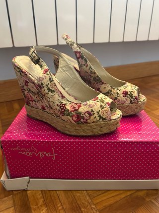 Sandalias cuña florales talla 37