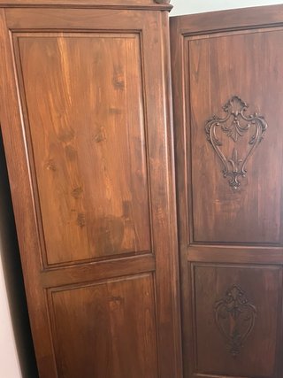 Armario de madera vintage tallado
