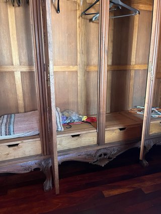 Armario de madera vintage tallado