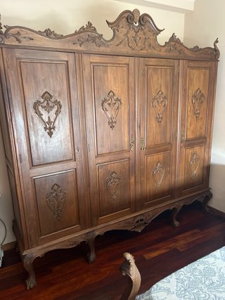 Armario de madera vintage tallado