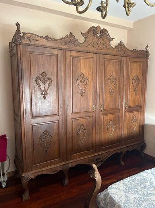 Armario de madera vintage tallado
