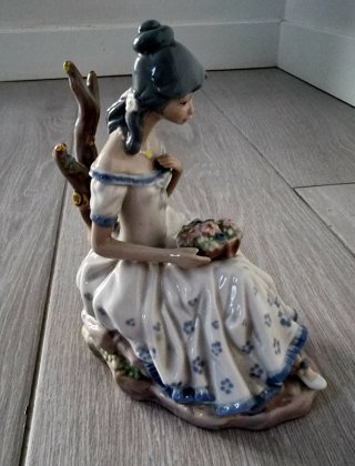 Figura de porcelana mujer con flores
