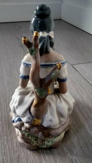 Figura de porcelana mujer con flores