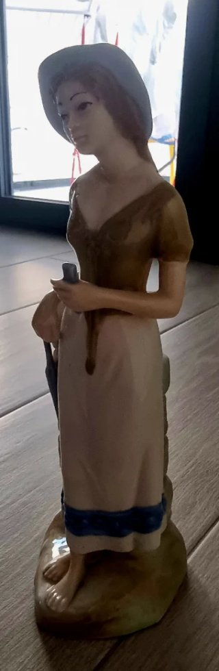 Figura de porcelana mujer con sombrero