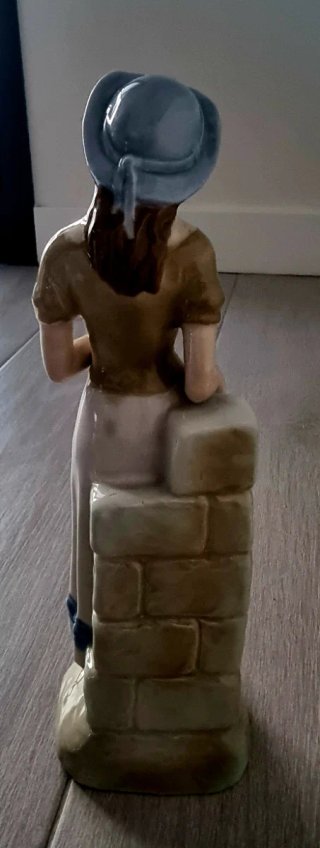 Figura de porcelana mujer con sombrero