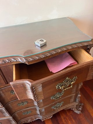 Tocador vintage de madera con espejo