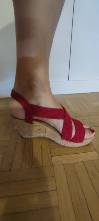 Sandalias cuña con bandas elásticas rojas.