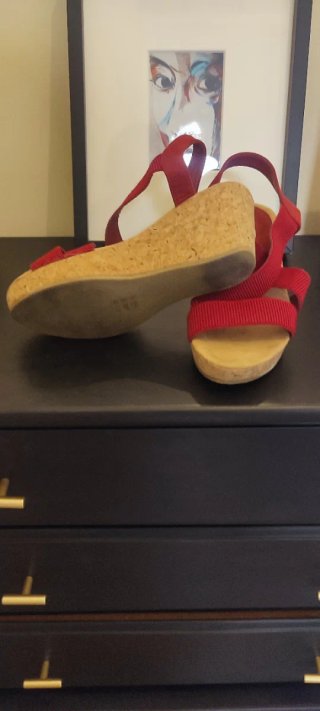 Sandalias cuña con bandas elásticas rojas.