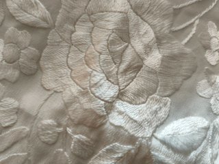 Manton de Manila Beige y Blanco de seda a mano ant