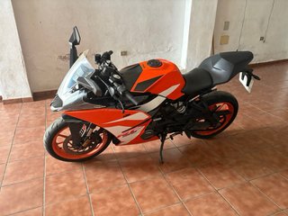 KTM RC 125 ABS Naranja y Blanca