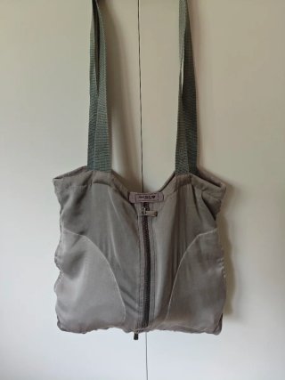 Bolsa de tela gris.