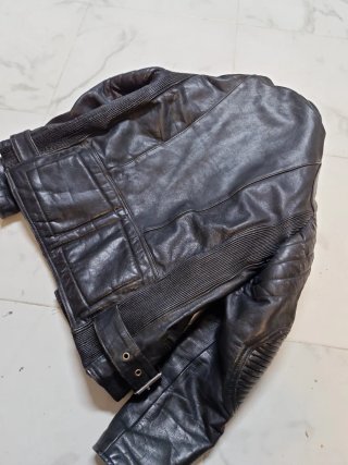 Chaqueta de cuero estilo motero