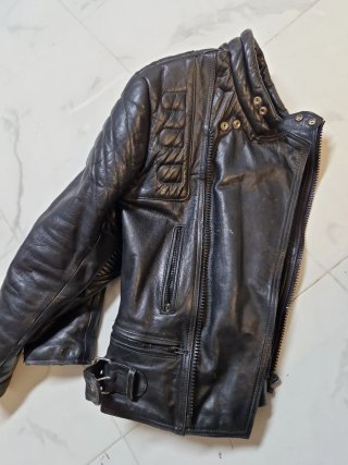 Chaqueta de cuero estilo motero