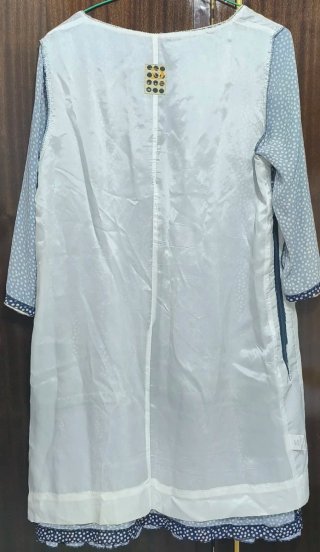 Vestido con lunares y volantes