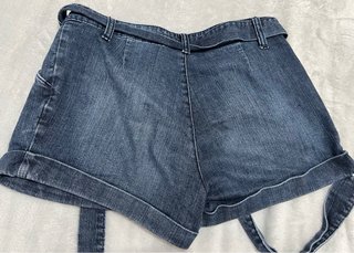 Pantalón corto vaquero con cinturón