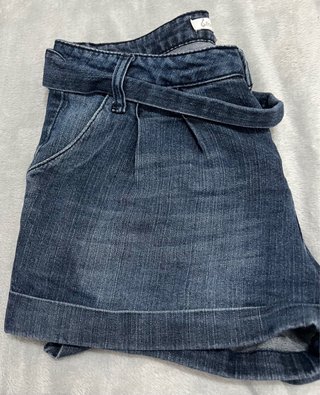 Pantalón corto vaquero con cinturón