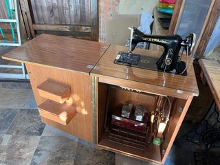 Máquina de coser Alfa antigua