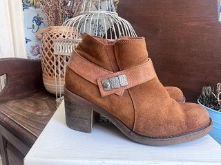 Botas Castanhas Suede