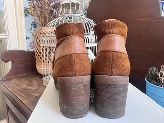Botas Castanhas Suede
