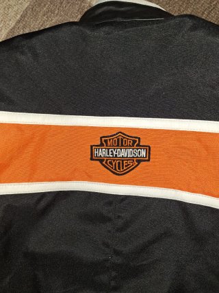 Chaqueta de motorista negra y naranja