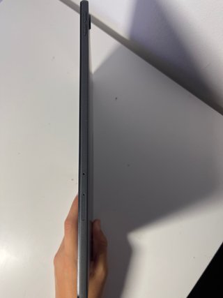 Tablet Lenovo Negra (no me se la contraseña)