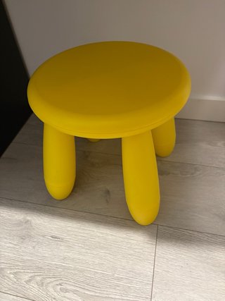 Taburete infantil amarillo