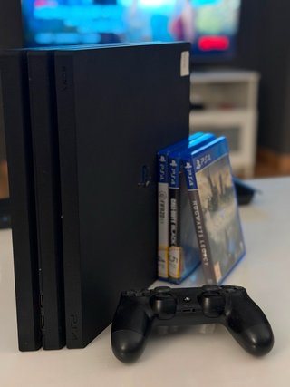 PS4 Pro Negra + Mando + Juegos