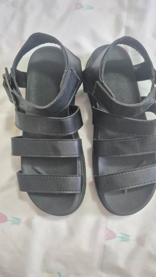 Sandalias negras con hebilla