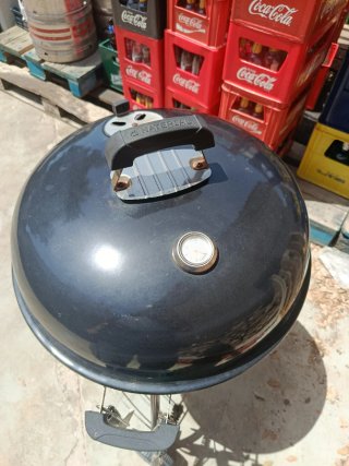 Barbacoa negra metálica con ruedas