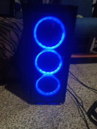 Ordenador con luces LED azules