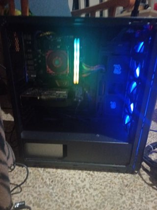 Ordenador con luces LED azules