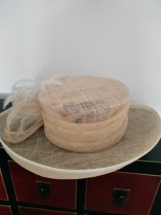 Pamela beige con plumas
